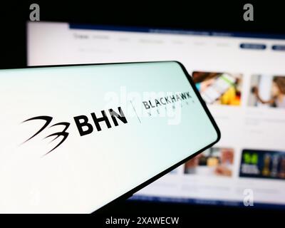 Smartphone mit Logo des Zahlungslösungsunternehmens Blackhawk Network Holdings Inc. Vor der Website. Fokussieren Sie sich auf die linke Mitte des Telefondisplays. Stockfoto