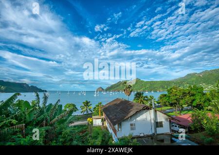 Malerischer Blick auf das kleine Dorf Taiohae auf der Insel Niku Hiva, Marquesas, Französisch-Polynesien Stockfoto