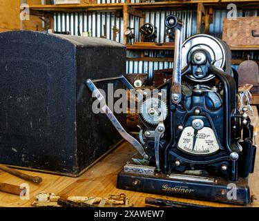 22. September 2018: Eine alte Gestetner Handdruckmaschine in einem Recyclingzentrum in Aotearoa/Neuseeland. Stockfoto