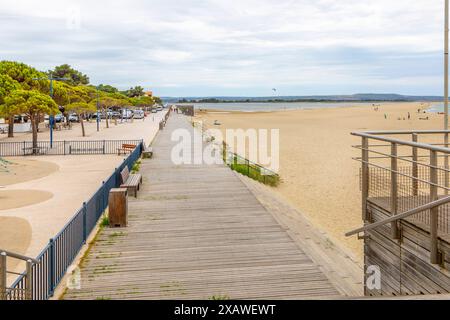 Die Promenade und der Strand in La Franqui, Südfrankreich. Stockfoto