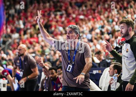 Antonio Carlos Ortega Perez (FC Barcelona, Trainer) GER, FC Barcelona vs. THW Kiel, Handball, EHF Champions League, Halbfinale 2, Saison 2023/2024, 08.06.2024 Foto: Eibner-Pressefoto/Marcel von Fehrn Stockfoto