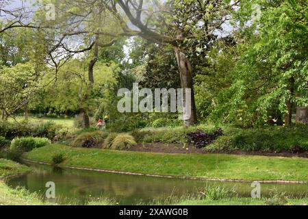 Die Nantes Pflanzen Garten See, Spaziergang, das Gewächshaus und die Wasserstrahlen Stockfoto