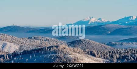 Belianske Tatry und Jahnaci sticken in der Hohen Tatra von Velka Raca in Kysucke Beskiden an der slowakisch-polnischen Grenze während des Gefrierens Stockfoto