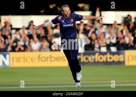 Paul Walter von Essex feiert mit seinen Teamkollegen, nachdem er den Wicket von Dan Douthwaite während Essex Eagles vs Glamorgan, Vitality Blast T20 CRI, übernommen hat Stockfoto