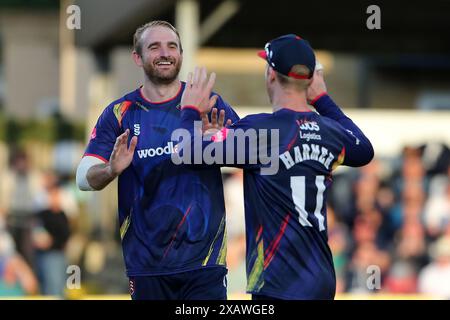 Paul Walter von Essex feiert mit seinen Teamkollegen, nachdem er den Wicket von Dan Douthwaite während Essex Eagles vs Glamorgan, Vitality Blast T20 CRI, übernommen hat Stockfoto