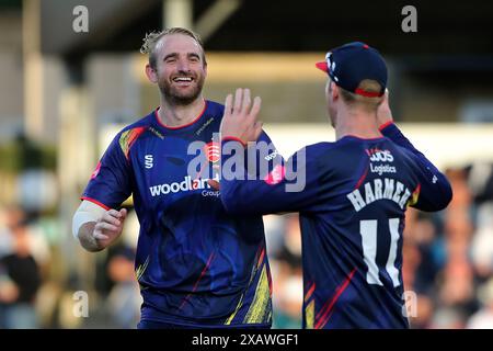 Paul Walter von Essex feiert mit seinen Teamkollegen, nachdem er den Wicket von Dan Douthwaite während Essex Eagles vs Glamorgan, Vitality Blast T20 CRI, übernommen hat Stockfoto