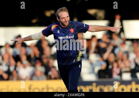 Paul Walter von Essex feiert mit seinen Teamkollegen, nachdem er den Wicket von Dan Douthwaite während Essex Eagles vs Glamorgan, Vitality Blast T20 CRI, übernommen hat Stockfoto