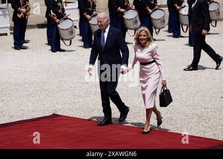 Paris, Frankreich. Juni 2024. Der französische Präsident Emmanuel Macron und seine Frau Brigitte Macron begrüßen US-Präsident Joe Biden und seine Frau Jill Biden am 8. Juni 2024 im Präsidentenpalast Elysee in Paris. Quelle: Bernard Menigault/Alamy Live News Stockfoto