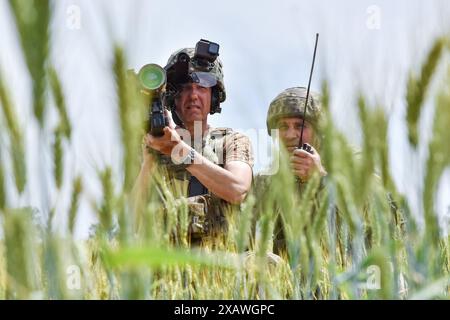 Ukrainische Soldaten suchen ein Ziel mit einem US-Stinger-Raketenwerfer an der Front in der Region Zaporischzhia ab. Das US-Verteidigungsministerium hat ein neues militärisches Hilfspaket für die Ukraine angekündigt. Dieses Paket der Präsidentenbehörde hat einen geschätzten Wert von 225 Millionen Dollar. Mit dem jüngsten Verteidigungspaket wird die Ukraine zusätzliche Fähigkeiten erhalten, um ihre dringendsten Bedürfnisse auf dem Schlachtfeld zu erfüllen, wie Abfangjäger der Luftverteidigung, Artilleriesysteme und Munition, gepanzerte Fahrzeuge und Panzerabwehrwaffen. Stockfoto