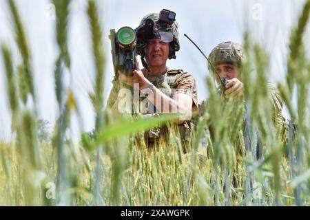 Ukrainische Soldaten suchen ein Ziel mit einem US-Stinger-Raketenwerfer an der Front in der Region Zaporischzhia ab. Das US-Verteidigungsministerium hat ein neues militärisches Hilfspaket für die Ukraine angekündigt. Dieses Paket der Präsidentenbehörde hat einen geschätzten Wert von 225 Millionen Dollar. Mit dem jüngsten Verteidigungspaket wird die Ukraine zusätzliche Fähigkeiten erhalten, um ihre dringendsten Bedürfnisse auf dem Schlachtfeld zu erfüllen, wie Abfangjäger der Luftverteidigung, Artilleriesysteme und Munition, gepanzerte Fahrzeuge und Panzerabwehrwaffen. Stockfoto