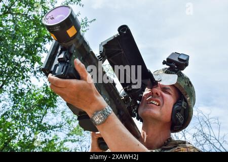 28. Mai 2024, Orichow, Zaporischschschi, Ukraine: Ein ukrainischer Soldat sucht mit einem US-Stinger-Raketenwerfer an der Front in der Region Zaporischschschi nach einem Ziel. Das US-Verteidigungsministerium hat ein neues militärisches Hilfspaket für die Ukraine angekündigt. Dieses Paket der Präsidentenbehörde hat einen geschätzten Wert von 225 Millionen Dollar. Mit dem jüngsten Verteidigungspaket wird die Ukraine zusätzliche Fähigkeiten erhalten, um ihre dringendsten Bedürfnisse auf dem Schlachtfeld zu erfüllen, wie Abfangjäger der Luftverteidigung, Artilleriesysteme und Munition, gepanzerte Fahrzeuge und Panzerabwehrwaffen. (Kreditbild: © Andri Stockfoto