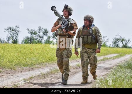 28. Mai 2024, Orichow, Zaporischschschiha, Ukraine: Ukrainische Soldaten (Luftverteidigungseinheit) laufen die Straße mit einem US-Stinger-Raketenwerfer an der Front in der Region Zaporischschschiha entlang. Das US-Verteidigungsministerium hat ein neues militärisches Hilfspaket für die Ukraine angekündigt. Dieses Paket der Präsidentenbehörde hat einen geschätzten Wert von 225 Millionen Dollar. Mit dem jüngsten Verteidigungspaket wird die Ukraine zusätzliche Fähigkeiten erhalten, um ihre dringendsten Bedürfnisse auf dem Schlachtfeld zu erfüllen, wie Abfangjäger der Luftverteidigung, Artilleriesysteme und Munition, gepanzerte Fahrzeuge und Panzerabwehrwaffen. (Guthaben Stockfoto