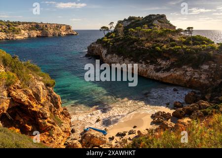 Blick auf die malerische Bucht Calo des Moro und den Strand im Südwesten Mallorcas Stockfoto
