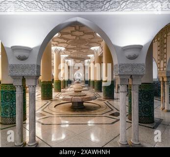 Casablanca, Marokko - 29. März 2024: Marmorgeschnitzte Lotusblüten-Springbrunnen im unterirdischen Badehaus der Hassan II Moschee in Casablanca Stockfoto