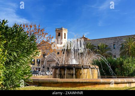 Ciutadella, Spanien - 26. Januar 2024: Stadtzentrum von Ciutadella mit einem Brunnen und dem Plaza Born Platz im Vordergrund Stockfoto