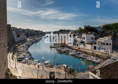 Ciutadella, Spanien - 26. Januar 2024: Blick auf die historische Altstadt von Ciutadella und den natürlichen Hafen und den Sporthafen darunter Stockfoto