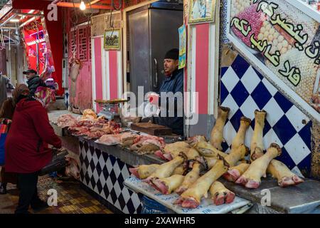 Meknes, Marokko - 5. März 2024: Überdachte Gasse mit Metzgereien, die frisches Fleisch auf dem Markt der Altstadt von Meknes verkaufen Stockfoto