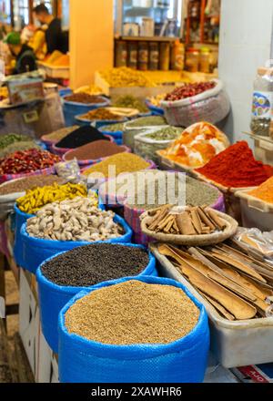 Meknes, Marokko - 5. März 2024: Marktstand mit getrockneten Gewürzen, Kräutern und Paprika im Indoor-Souk der Innenstadt von Mekens in Marokko Stockfoto