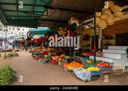 Moulay Idriss, Marokko - 5. März 2024: Blick auf den kleinen Freiluftmarkt im Stadtzentrum von Moulay Idriss Stockfoto