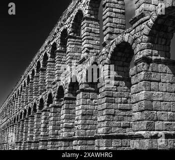 Segovia, Spanien - 7. April 2024: Schwarzweiß-Blick auf das Aquädukt von Segovia Stockfoto