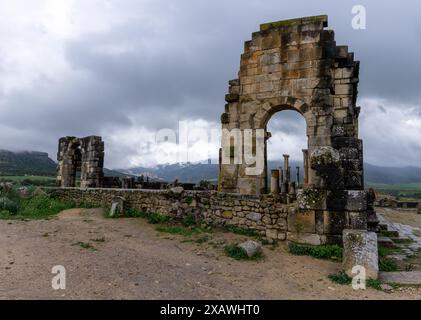 Volubilis, Marokko - 3. März 2024: Blick auf die Tempelruinen in der berrömischen Stadt Volubilis bei Meknes Stockfoto