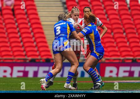 Wembley, London, Großbritannien. Juni 2024. Betfred Women’s Challenge Cup Final Rugby: Leeds Rhinos Women vs St Helens Women im Wembley Stadium. Vicky Whitfield wird von Caitlin Beevers und Caitlin Casey angegriffen. Credit James Giblin Photography/Alamy Live News. Stockfoto