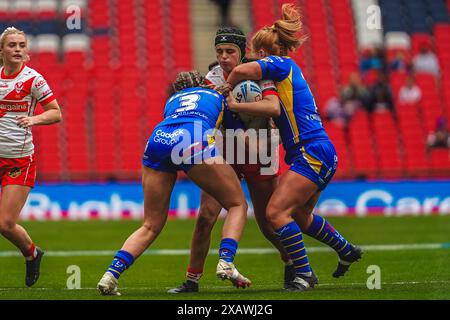 Wembley, London, Großbritannien. Juni 2024. Betfred Women’s Challenge Cup Final Rugby: Leeds Rhinos Women vs St Helens Women im Wembley Stadium. Beri Salihi hat den Ball gegen die beiden Leeds-Verteidiger Caitlin Beevers und Caitlin Casey gespielt. Credit James Giblin Photography/Alamy Live News. Stockfoto