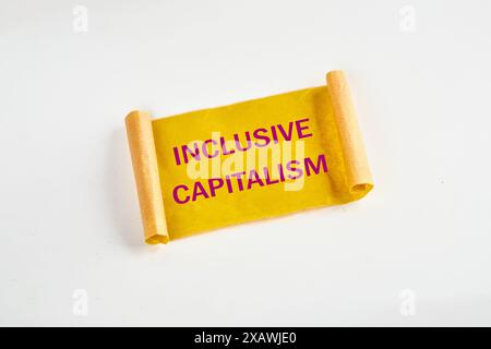 Konzept des integrativen Kapitalismus. Kopierbereich. Worte inklusive Kapitalismus auf gelbem zerrissenem Papier Stockfoto