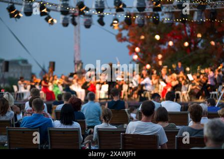 Leute beim symphonischen Open-Air-Konzert Stockfoto