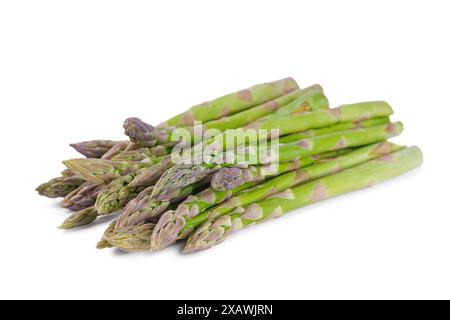 Ein Haufen roher grüner Spargel, isoliert auf weißem Hintergrund. Genießbare Sprossen von Spatrowgrasstämmen. Gesunde Lebensmittel, frisches Gemüse, Zutat zum Kochen Stockfoto