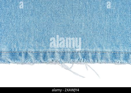 Blaue Jeans Jeans Hosenrand isoliert auf weißem Hintergrund, Nahaufnahme, Makro. Zerrissene Jeans stich, zerstört, zerrissen. Tapete, Hintergrund, Designdetails. Stockfoto