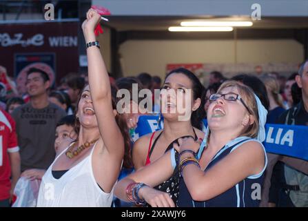 Wien, Österreich. Juni 2008. Die 13. Fußball-Europameisterschaft (offiziell UEFA EURO 2008) fand vom 7. Bis 29. Juni 2008 in Österreich und der Schweiz statt. Öffentliche Besichtigung in Wien am Rathausplatz mit Anhängern der italienischen Nationalmannschaft Stockfoto