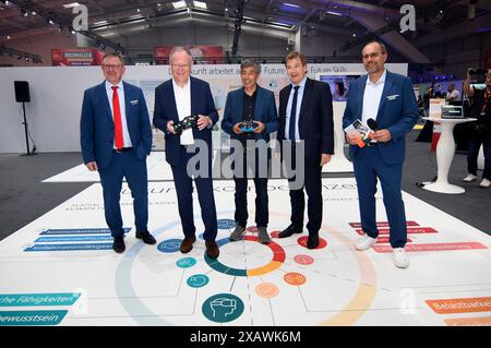 Stephan weil, Ranga Yogeshwar und Volker Schmidt bei der Eröffnung der IdeenExpo 2024 auf dem Messegelände. Hannover, 08.06.2024 *** Stephan weil, Ranga Yogeshwar und Volker Schmidt bei der Eröffnung der IdeenExpo 2024 im Messezentrum Hannover, 08 06 2024 Foto:XC.xNiehausx/xFuturexImagex ideenexpo 4624 Stockfoto