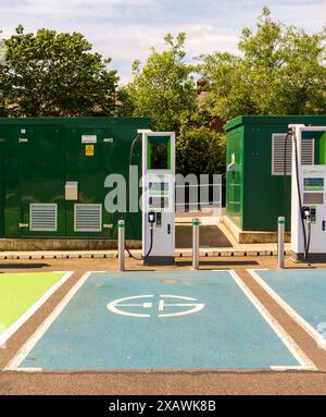 Eine Gridserve-Ladestation für Elektrofahrzeuge mit Parkplatz und Beschilderung Stockfoto