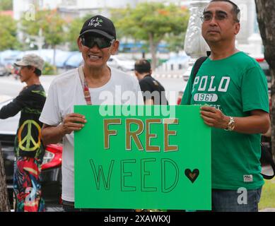 Bangkok, Thailand. Juni 2024. Cannabis-Aktivist hält während des Protestes vor dem Gebäude der Vereinten Nationen in Bangkok ein Banner. Eine Gruppe von Cannabisaktivisten und -Unterstützern versammelte sich, um gegen die Möglichkeit der Wiederkriminalisierung von Cannabis zu protestieren, nachdem Cannabis in Thailand 2022 entkriminalisiert wurde. Die thailändische Regierung plant, das Land bis Ende 2024 wieder unter Strafe zu stellen. (Foto: Chaiwat Subprasom/SOPA Images/SIPA USA) Credit: SIPA USA/Alamy Live News Stockfoto