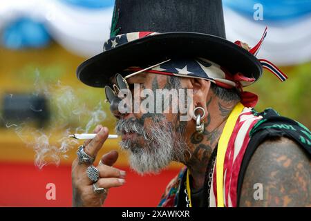 Bangkok, Thailand. Juni 2024. Ein Mann, der während der Proteste vor dem Gebäude der Vereinten Nationen in Bangkok raucht. Eine Gruppe von Cannabisaktivisten und -Unterstützern versammelte sich, um gegen die Möglichkeit der Wiederkriminalisierung von Cannabis zu protestieren, nachdem Cannabis in Thailand 2022 entkriminalisiert wurde. Die thailändische Regierung plant, das Land bis Ende 2024 wieder unter Strafe zu stellen. (Foto: Chaiwat Subprasom/SOPA Images/SIPA USA) Credit: SIPA USA/Alamy Live News Stockfoto