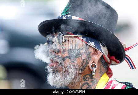 Bangkok, Thailand. Juni 2024. Ein Mann, der während der Proteste vor dem Gebäude der Vereinten Nationen in Bangkok raucht. Eine Gruppe von Cannabisaktivisten und -Unterstützern versammelte sich, um gegen die Möglichkeit der Wiederkriminalisierung von Cannabis zu protestieren, nachdem Cannabis in Thailand 2022 entkriminalisiert wurde. Die thailändische Regierung plant, das Land bis Ende 2024 wieder unter Strafe zu stellen. Quelle: SOPA Images Limited/Alamy Live News Stockfoto