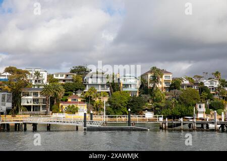 Luxuriöse Häuser am Wasser mit Hafenblick in Vaucluse, Sydney, NSW, Australien an einem Wintertag 2024 Stockfoto