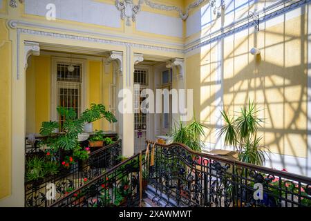 Das Innere eines historischen Budapester Wohnhauses in Budapest, Ungarn Stockfoto