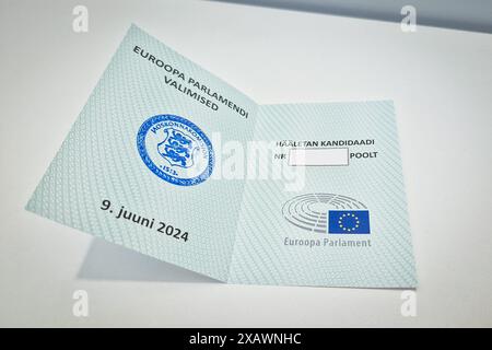 Tallinn, Estland - 9. Juni 2024: Estnischer Wahlausweis für die Wahlen zum Europäischen Parlament am Wahltag. Stockfoto