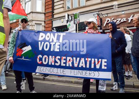 London, Großbritannien. Juni 2024. Demonstranten halten ein Anti-Tory-Banner auf dem Russell Square. Tausende von Menschen marschierten in Solidarität mit Palästina und forderten einen Waffenstillstand, während Israel seine Angriffe auf Gaza fortsetzt. Quelle: Vuk Valcic/Alamy Live News Stockfoto