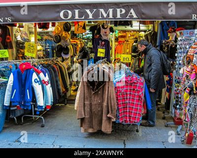 Paris, Frankreich, Herreneinkäufe, französische Vintage-Bekleidungsgeschäfte im Viertel Les Halles, Ladenfronten, Ausstellung, auf der Straße, Modeaccessoires Stockfoto