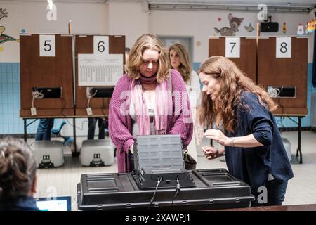 Brüssel, Belgien Juni 2024. Eine Frau gibt ihre Stimme in einem Wahllokal in Woluwe-Saint-Pierre/ Sint-Pieters-Woluwe, Brüssel, am Sonntag, den 09. Juni 2024 ab. In Belgien finden zusammenfallende Wahlen für die regionalen, föderalen und europäischen Gesetzgebungsorgane statt. BELGA FOTO HATIM KAGHAT Credit: Belga News Agency/Alamy Live News Stockfoto