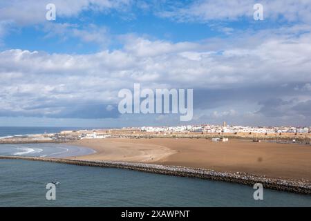 Panoramablick auf die Mündung des Flusses Bou Regreg in den Atlantik. Blick von der Kasbah auf die Oudayas in Rabat, Marokko. Stockfoto