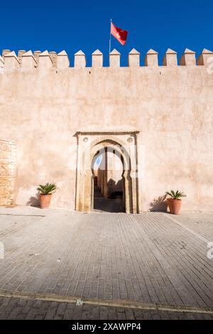 Typische Tür mit arabischem Spitzbogen an den Wänden der Kasbah der Oudayas in Rabat, Marokko. Die Stadt gehört zum UNESCO-Weltkulturerbe Stockfoto