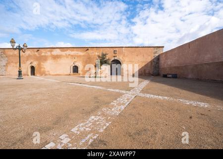 Blick auf den großen Innenhof der Kasbah der Oudayas in Rabat, Marokko. Die Stadt gehört zum UNESCO-Weltkulturerbe Stockfoto