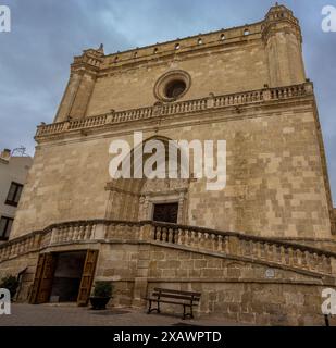 Fotografía panorámica de la fachada de la iglesia de Santa Eulalia en Alaior, Menorca Stockfoto