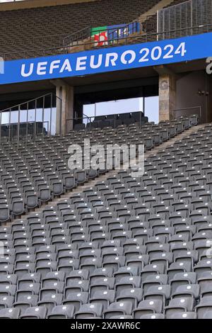 Berlin, Deutschland - 7. Juni 2024: Das Logo der UEFA EURO 2024 wurde auf Tribünen des Olympiastadions Berlin beim Tag der offenen Medien in der Woche vor dem Turnier der UEFA EURO 2024 gesungen Stockfoto