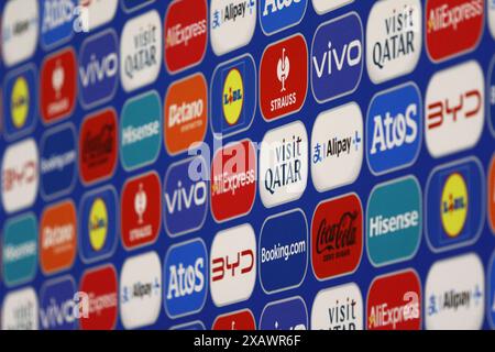 Berlin, Deutschland - 7. Juni 2024: Die UEFA EURO 2024 sponsert Werbetafeln im Pressekonferenzraum des Olympiastadions Berlin während des Open-Media-Tages in der Woche vor dem UEFA EURO 2024-Turnier Stockfoto