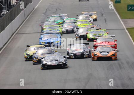 Start Rennen 1 Zandvort, Samstag mit Sieger Rennen 1, Samstag, Jack Aitken (GBR), #14, Ferrari 296 GT3, Team: Emil Frey Racing (che), in Front Motorsport, DTM 2024, Rennen 5, Samstag, Circuit Zandvoort, Zandvoort, Niederlande, 08.06.2024 Foto: Eibner-Pressefoto/Jürgen Augst Stockfoto